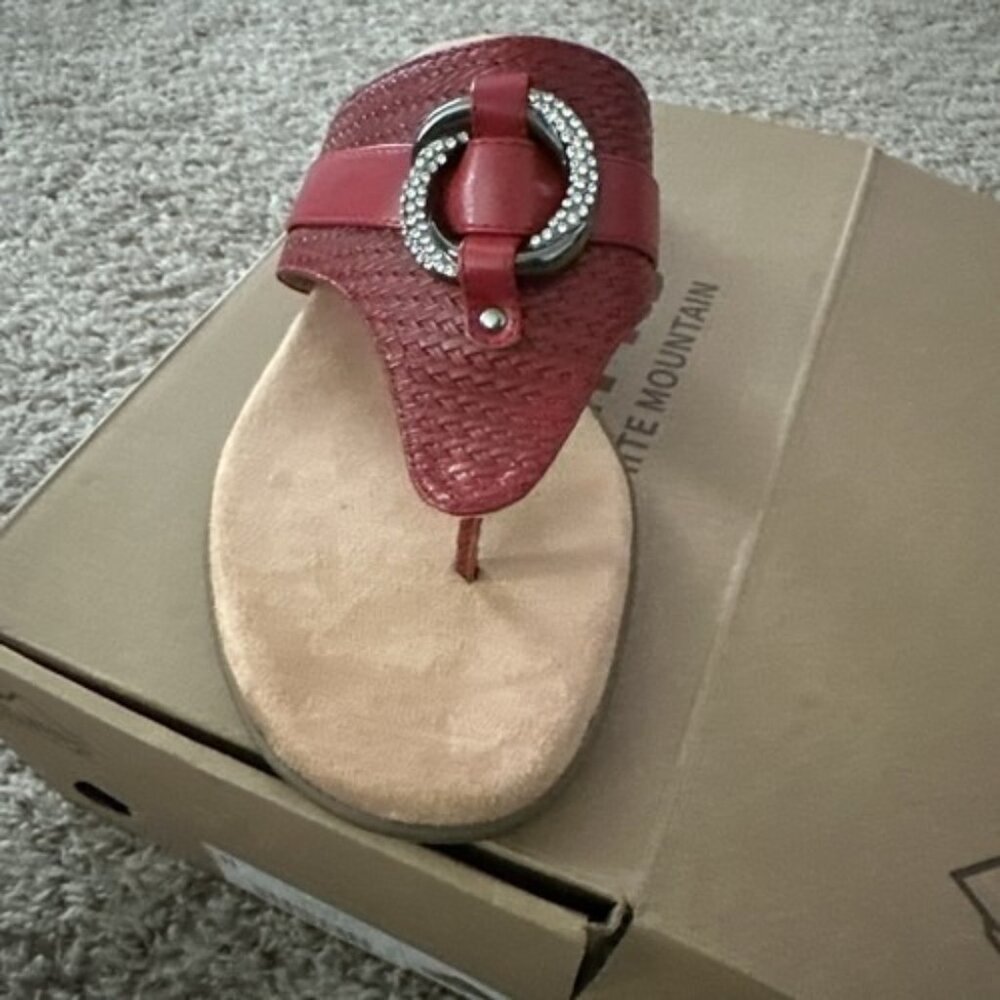 CLIFFS BY WHITE MOUNTAIN Women's Benedict Mini Wedge Sandal, Red/Woven Size 11